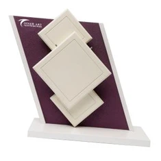 Bijeli i ljubičasti nakit prikaza