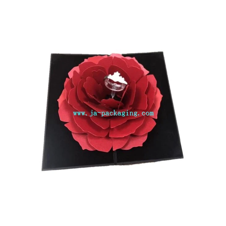 Sklopiva crna kutija s crvenim cvijećem